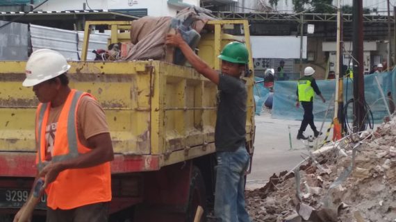Tukang Angkut Puing Depok