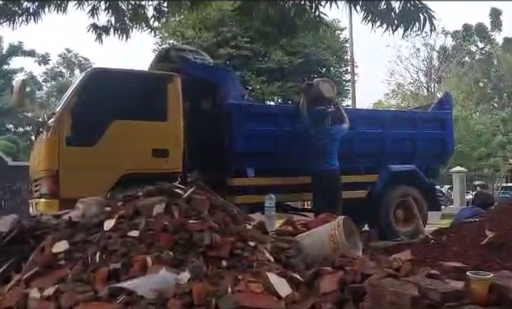 buang puing renovasi malam area perkantoran Jakarta